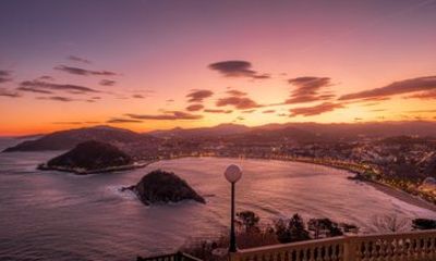 San Sebastián Sunset and Old Town Private Tour