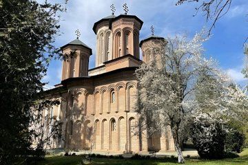 Discover Mogosoaia Palace and Dracula Island in Snagov
