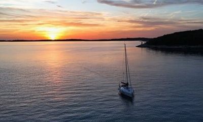 Sunset Sailing Experience in Poreč with SUP Drinks, Romance