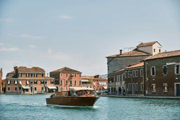 Luxury Tour of Murano and Burano by Private Boat and Local Guide
