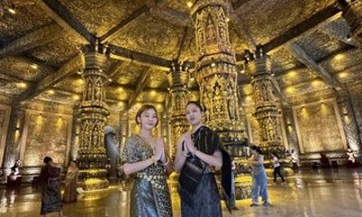 Vientiane Lao Traditional Costume and Culture Escape