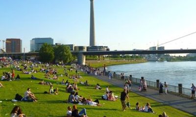 Düsseldorf Walking Photoshoot Tour with Rhine Tower Entry