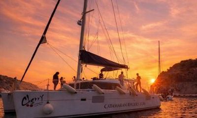 Sunset Luxury Catamaran Cruise with Drinks and Views