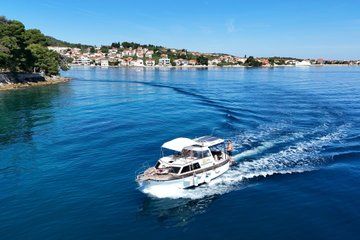 Sunrise Boat Tour with Traditional Dalmatian Breakfast