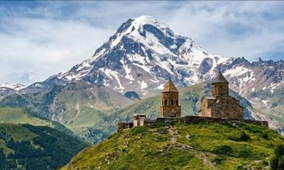 Kazbegi 1 Day Group Tour with Mountain Honey Tasting from Tbilisi