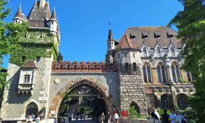 Famous Hollywood Film Spots in Budapest by Private E Car Tour