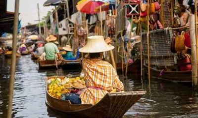 Floating Market and Railway Market Tour in Bangkok