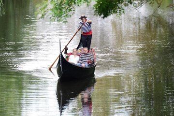 Stade Exclusive ride in an original Venetian gondola