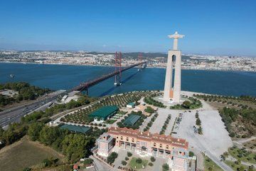 Sesimbra Tour with Guided Wine Tasting and Cristo Rei