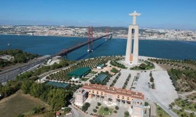 Sesimbra Tour with Guided Wine Tasting and Cristo Rei