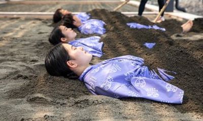 Sand Bath Experience and Fugu Lunch Tour from Beppu by car