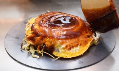 Hiroshima Okonomiyaki Walk and Cooking Experience