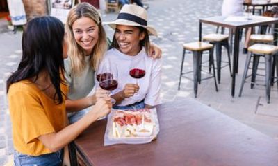 Wellington: Cuba Street Food Tour with 6 Tastings and Craft Beers