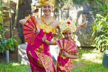 Sanur: Balinese Costume & Photographer with Making Bali Offering