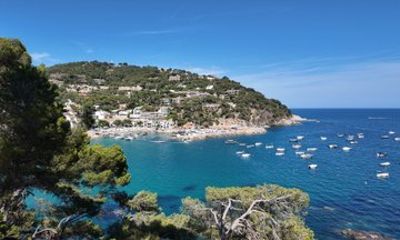 Private Dali Museum and Costa Brava Tour from Barcelona