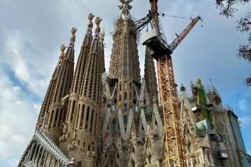 Barcelona Full Day Tour Sagrada Familia Park Güell and Tapas