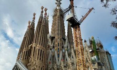 Barcelona Full Day Tour Sagrada Familia Park Güell and Tapas
