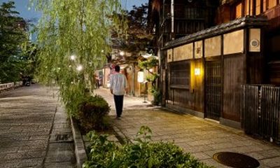Gion Night Walk with a Former History Teacher