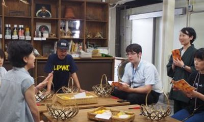 Fruit Auction and Bamboo Fruit Basket Making Tour