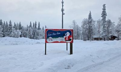 North Pole Express Shuttle to See Santa Shops and Photo Ops