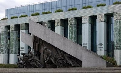 Warsaw Uprising and WWII Private Tour Memorials and City Reborn