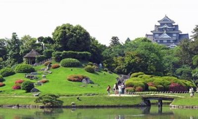Okayama Castle and Korakuen Garden Tour from Okayama
