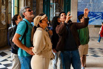 Port: Walking Tour with Local Guide and Hidden Roofings