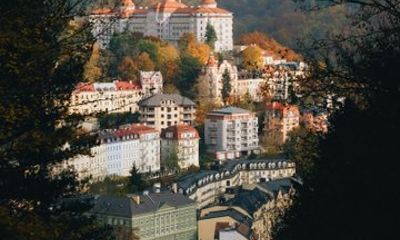 Private Transfer from Vienna to Karlovy Vary with Lednice Stop