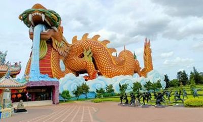 Sam Chuk Market Dragon Paradise Park and Wat Pa Lelai Tour