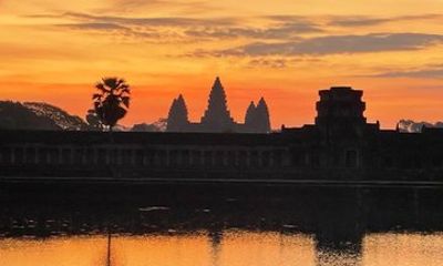 Angkor Sunrise Small Group Tour and Floating Village