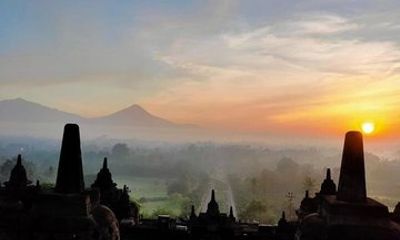 Yogyakarta Borobudur Sunrise & Selogriyo Temple Trek