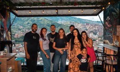 City C13 Group Tour to Complete Iconic Places and Urban Art