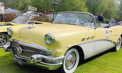 Classic Car Sightseeing Ride in Helsinki and Nuuksio with Locals