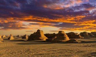 Yumenguan and Yadan in Dunhuang Small Group Tour with Tickets
