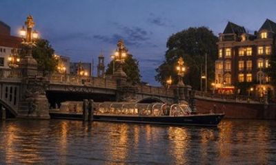 Amsterdam: Evening Canal Cruise with City Lights & Live Stories
