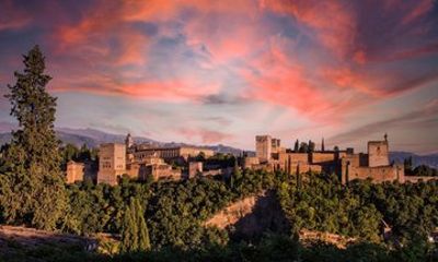 Granada Private Sunset Tour with Albaicín and Sacromonte Views