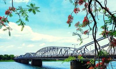 Cyclo Hue City Tour and Boat Cruise with Dinner