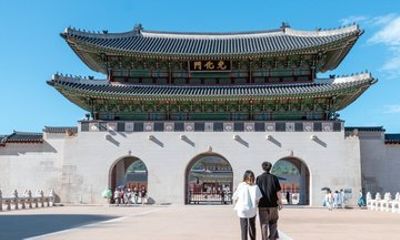 Seoul Gyeongbokgung and Bukchon Small Group Walking Tour