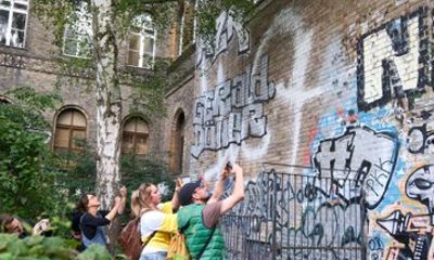 Colorful neighborhood tour Kreuzberg with insider