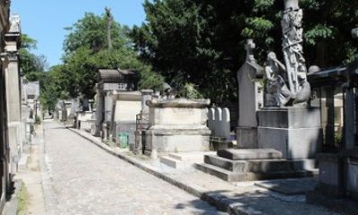 Walking Pere Lachaise Cemetery Paris Tour