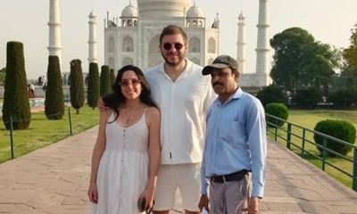 Delhi Airport to Agra Overnight Tour with Hotel and Private Car