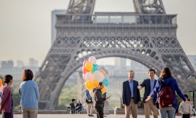 Paris Eiffel Tower Guided Tour 2. Floor & 24-Hour Hop-On Bus