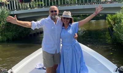 Leiden Private Canal Boat Tour with Drinks and Snacks