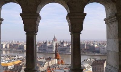 Bratislava and Budapest Day Trip from Vienna with Breakfast stop