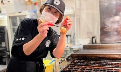 Takoyaki Making with Happi Souvenir in Osaka