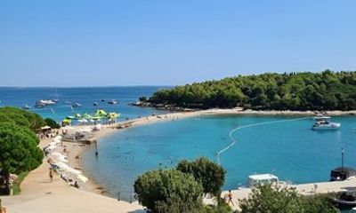 From Pula: Red Island Swim & Rovinj Cruise with Lunch & Drinks