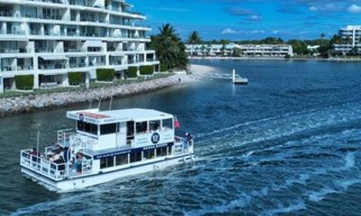 Noosa Queen Seafood Lunch Cruise - Complimentary Drink On Arrival