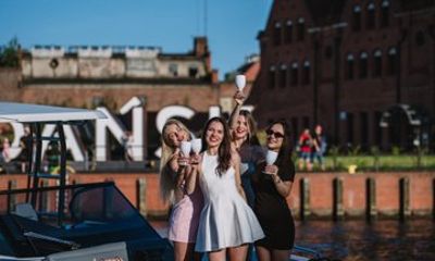 Private Electric Boat Cruise in Gdańsk Old Town with Skipper