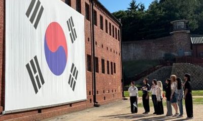Seoul History Tour Deoksugung Palace and Seodaemun Prison