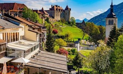 Gruyères Château Cheese and Chocolate Van private from Lausanne